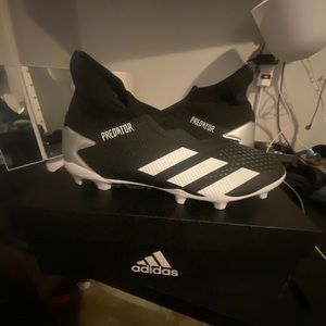 very nice shoes to go to play soccer